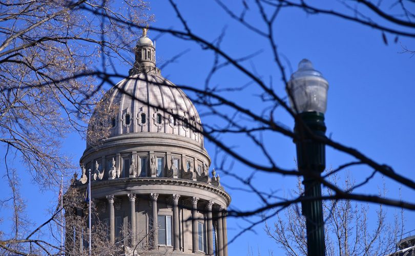 An image of a domed government building